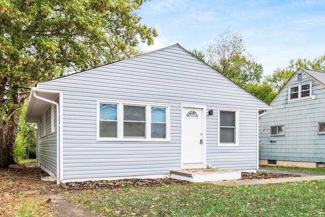 bungalow-style house featuring a front lawn