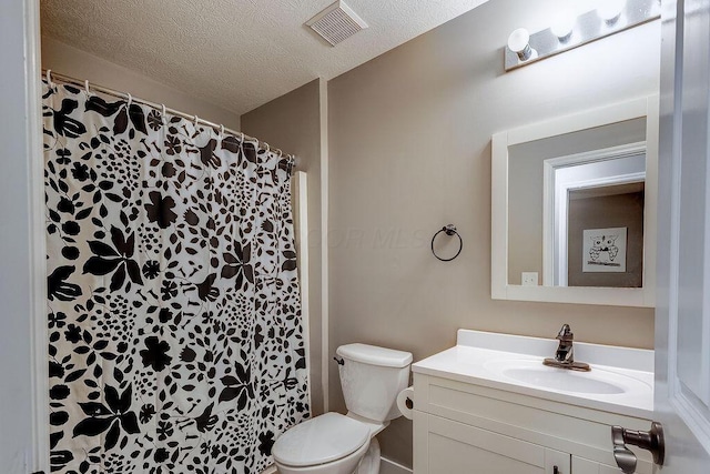 full bathroom with a textured ceiling, curtained shower, toilet, vanity, and visible vents