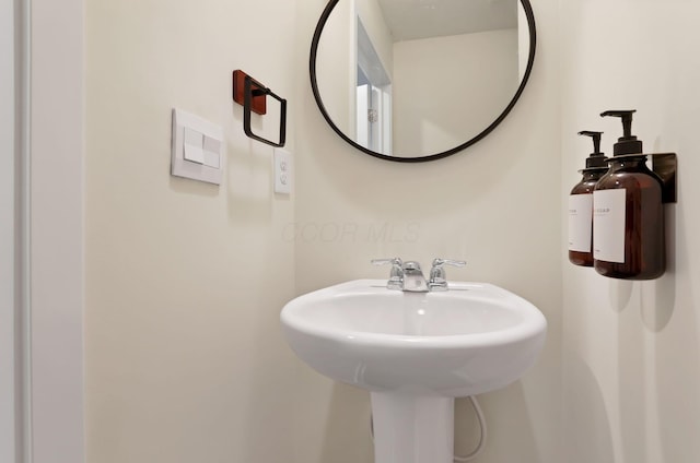 bathroom featuring a sink