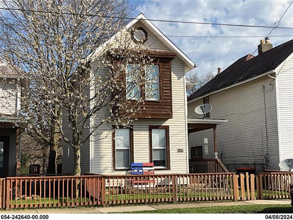 traditional-style house featuring a fenced front yard