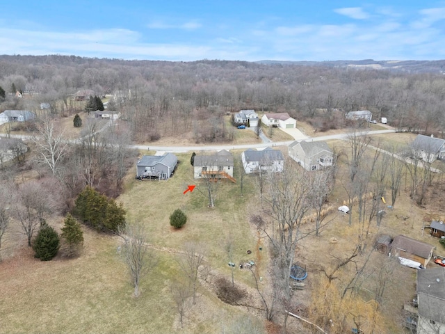 birds eye view of property featuring a forest view