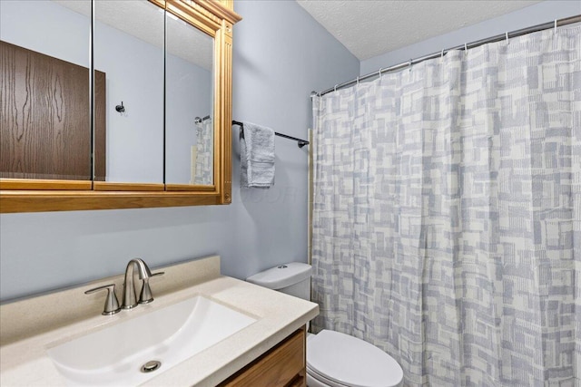 bathroom with curtained shower, a textured ceiling, toilet, and vanity