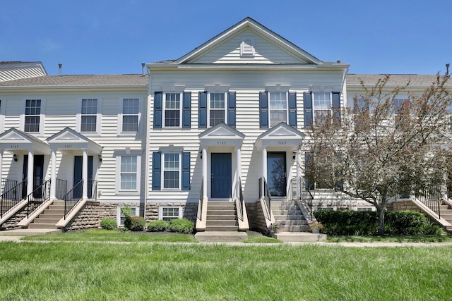 townhome / multi-family property featuring a front yard