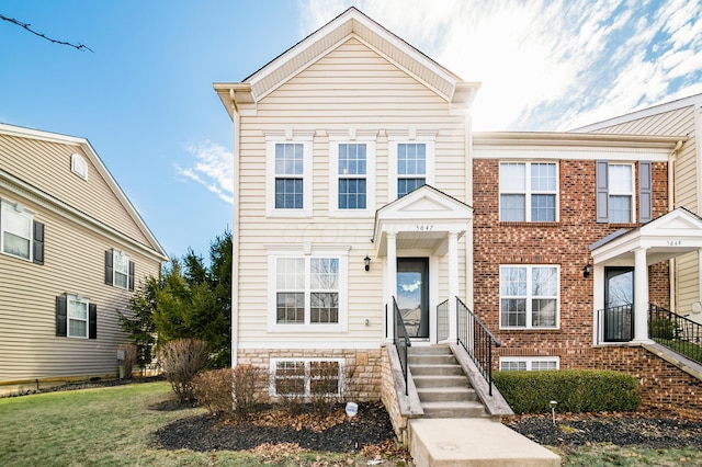 view of front facade featuring a front yard