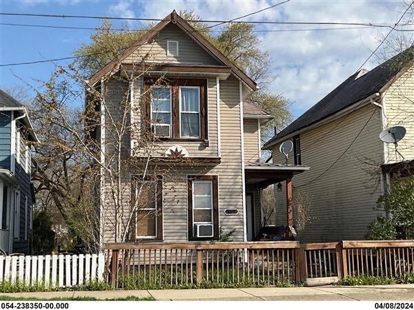 view of front of home featuring a fenced front yard and a porch