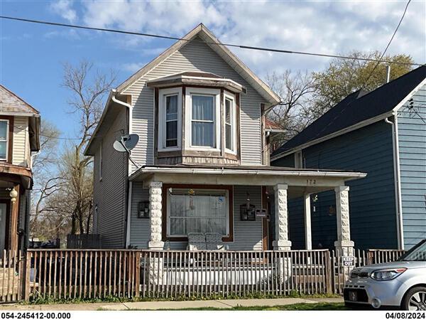 view of front of property featuring covered porch