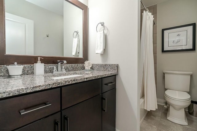 full bathroom featuring toilet, baseboards, shower / tub combo with curtain, and vanity