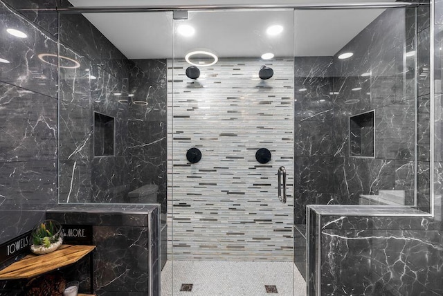 bathroom featuring a tile shower