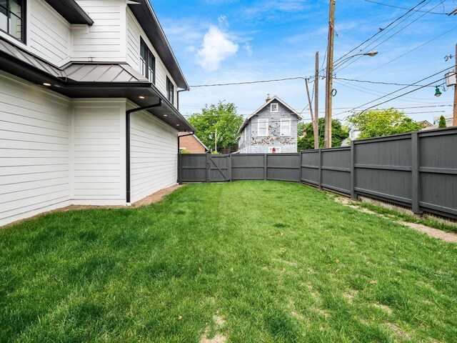 597 S 9th St, Columbus, OH 43206 - view of yard with a gate