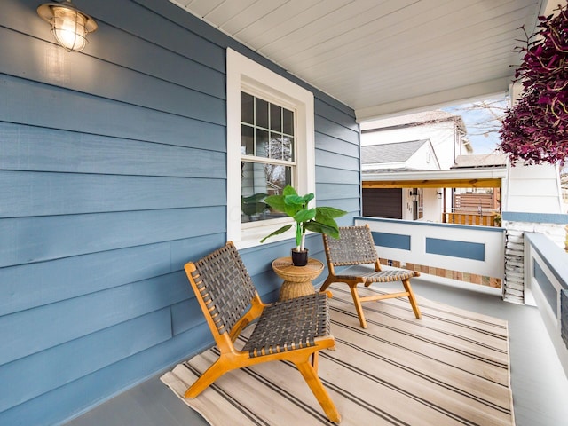 balcony featuring covered porch