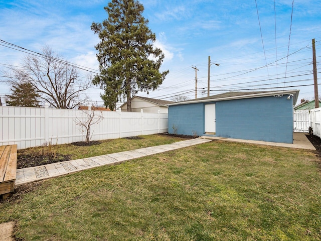 view of yard featuring a fenced backyard and an outdoor structure