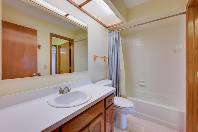 full bath with shower / tub combo with curtain, vanity, and toilet