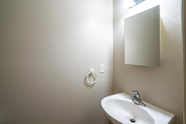 bathroom featuring a sink