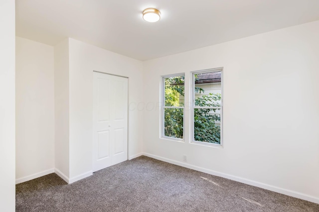 unfurnished bedroom featuring carpet flooring, baseboards, and a closet