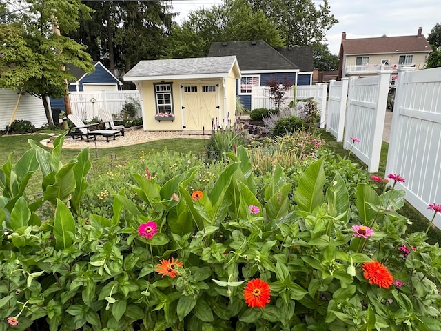 view of yard with a storage shed, an outdoor structure, and a fenced backyard