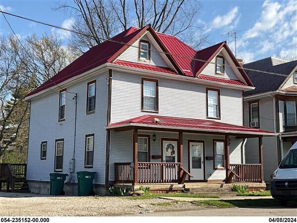 view of front of house featuring metal roof and a porch