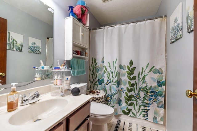 full bathroom featuring a textured ceiling, a shower with shower curtain, vanity, and toilet