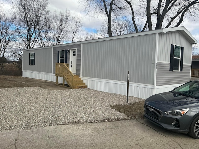 manufactured / mobile home with driveway