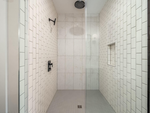 1093 Franklin Ave, Columbus, OH 43205 - bathroom with tiled shower