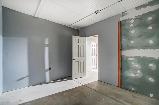 spare room featuring concrete floors