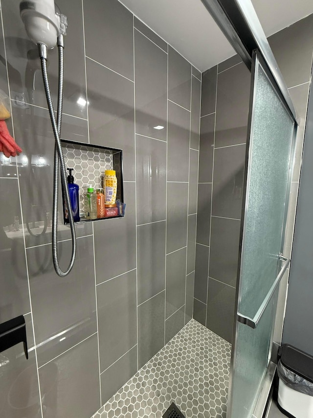 bathroom featuring tiled shower