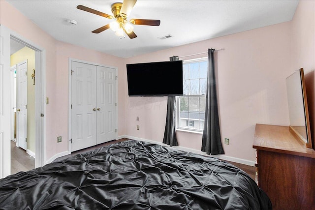 bedroom featuring a ceiling fan, a closet, visible vents, and baseboards