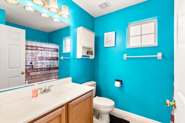 full bathroom featuring visible vents, toilet, vanity, a shower with curtain, and baseboards