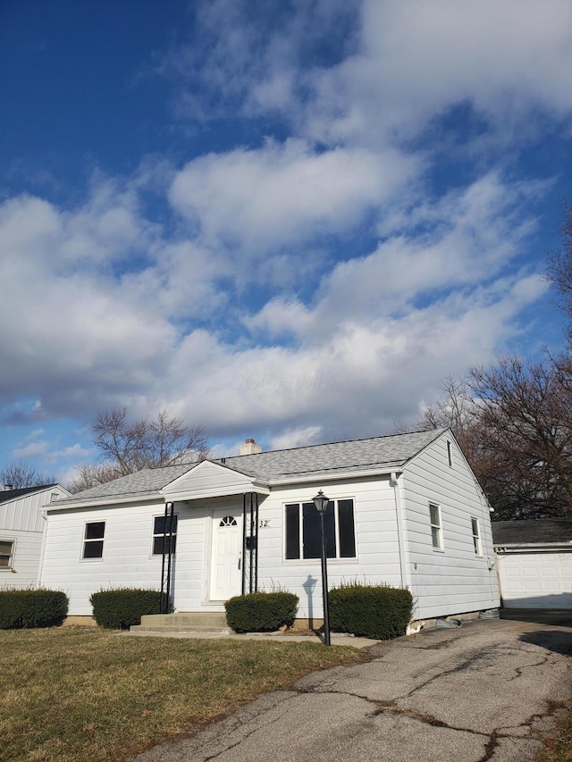 view of front of home featuring a garage and a front lawn