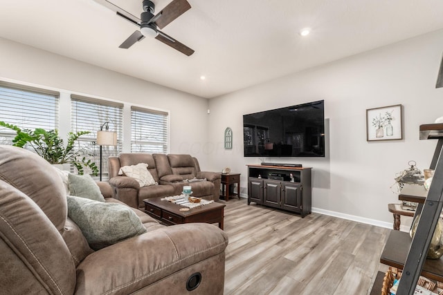 living area featuring light wood-style floors, recessed lighting, baseboards, and a ceiling fan