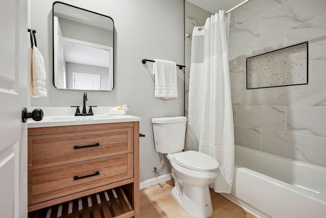 bathroom featuring shower / bathtub combination with curtain, toilet, vanity, wood finished floors, and baseboards