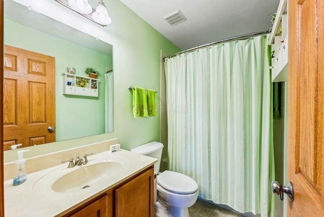 bathroom with a shower with curtain, visible vents, vanity, and toilet