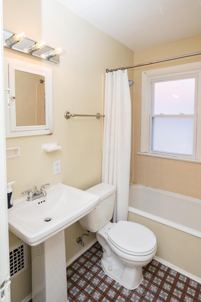 full bath featuring toilet and shower / bath combo