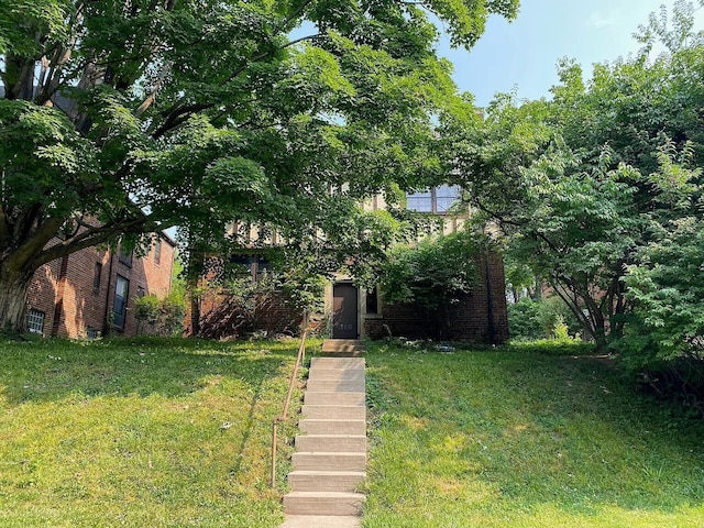 view of front of house with a front lawn