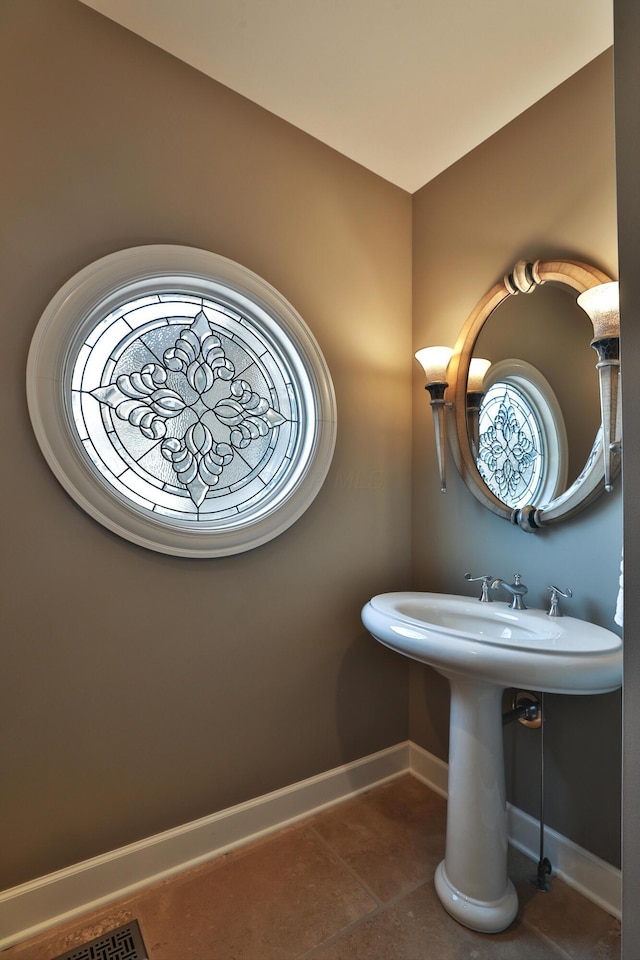 bathroom featuring visible vents and baseboards