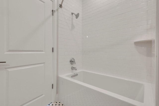 bathroom with washtub / shower combination