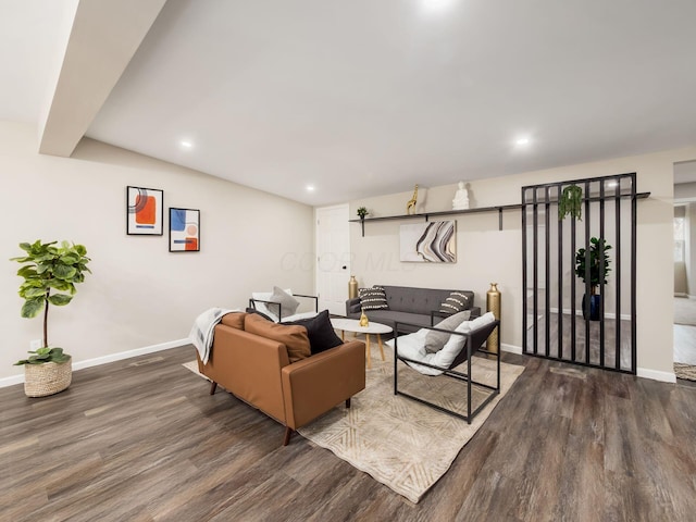 living room featuring recessed lighting, vaulted ceiling, baseboards, and wood finished floors