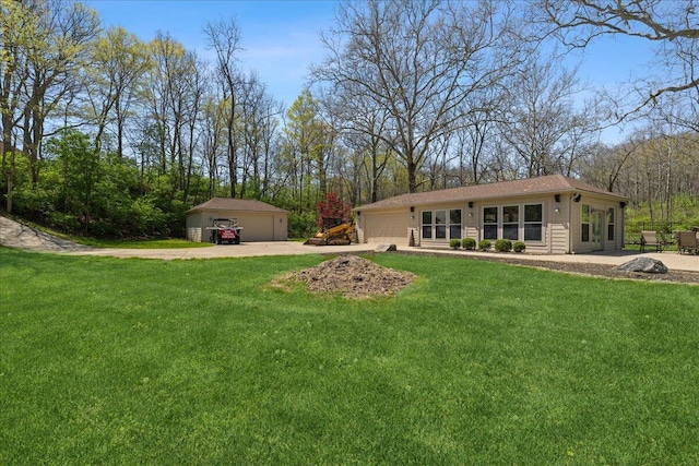 view of yard featuring a garage and an outdoor structure