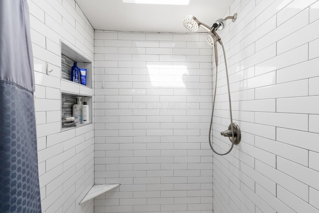 bathroom featuring tiled shower