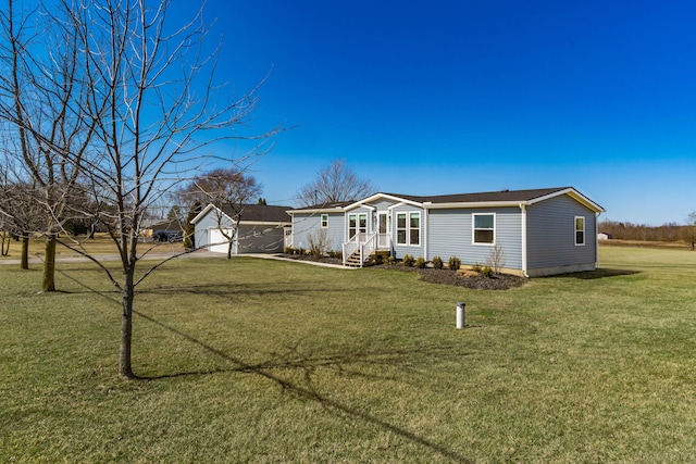 view of front of property featuring an outdoor structure and a front yard