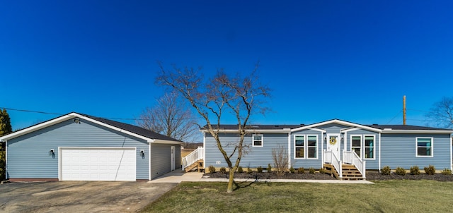 view of front of property featuring an outdoor structure, a detached garage, and a front yard