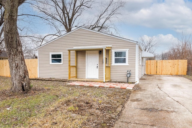 view of front of house featuring fence