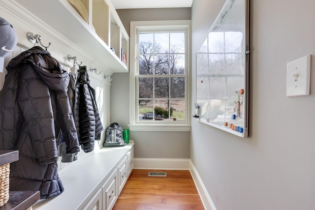 mudroom with visible vents, light wood-style flooring, and baseboards