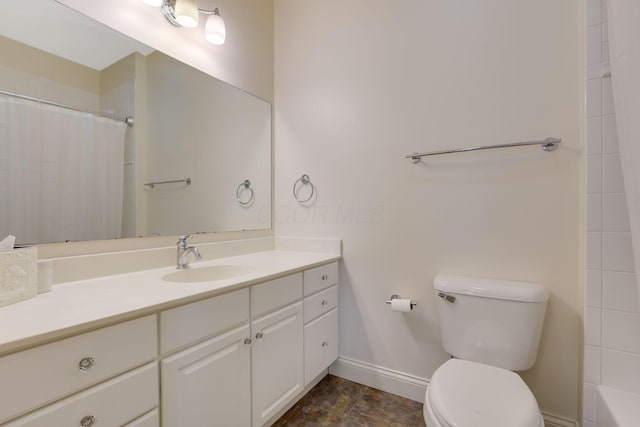 full bath with baseboards, vanity, toilet, and a shower with curtain