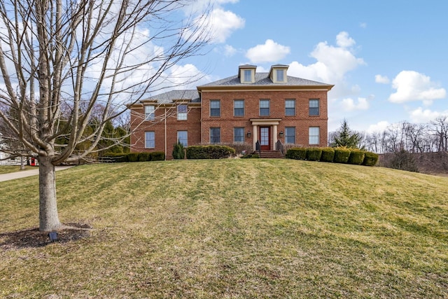 view of front of house featuring brick siding and a front lawn