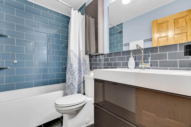 full bath featuring toilet, shower / tub combo with curtain, decorative backsplash, a textured ceiling, and vanity