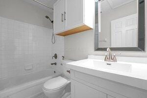 full bath with shower / washtub combination, toilet, and vanity