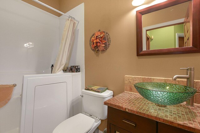 full bath with toilet, curtained shower, and vanity