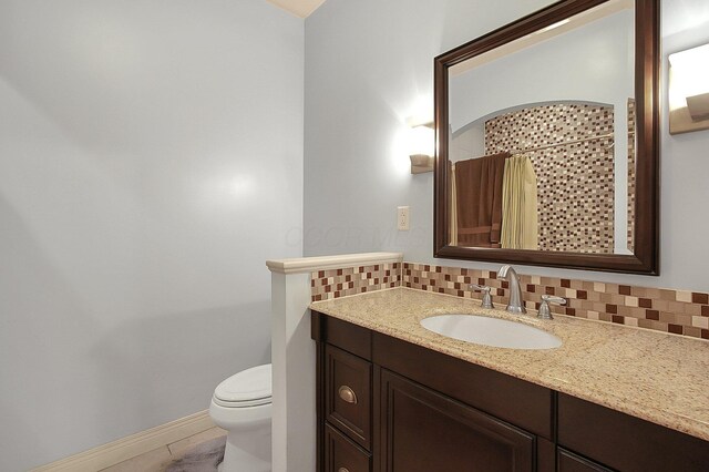 full bath with toilet, baseboards, backsplash, and a shower with shower curtain