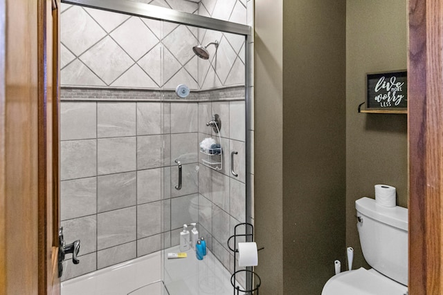 671 Carriage Ct, Newark, OH 43055 - bathroom featuring toilet and tiled shower