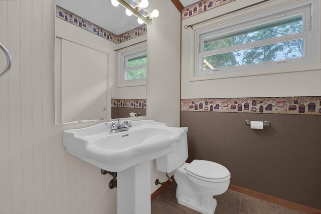 957 Sharon View Dr, Newark, OH 43055 - half bath featuring toilet and baseboards